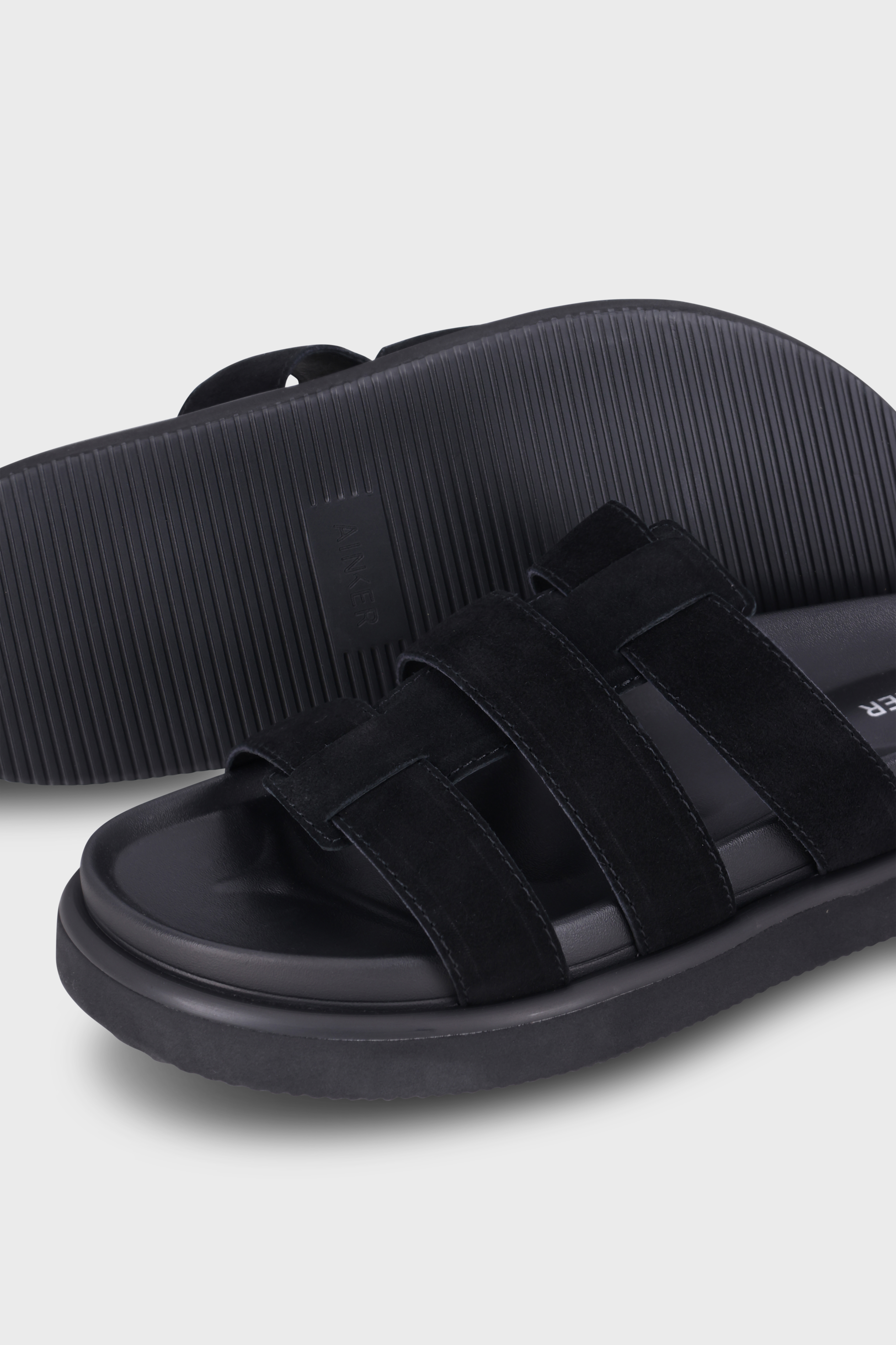 נעליים Atlas Black Suede