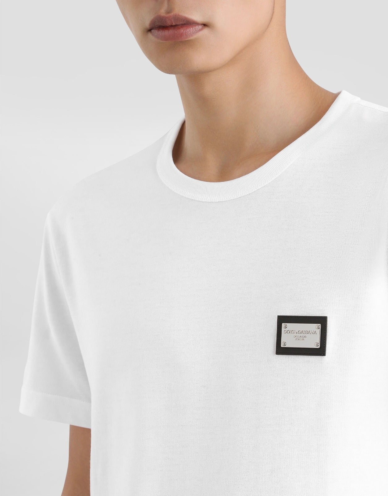 Dolce&Gabbana חולצת טישירט מכותנה עם תג לוגו מתכת
